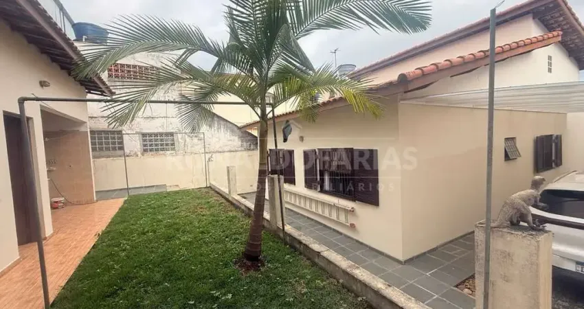Casa Térrea a Venda em Interlagos com 3 Dormitórios 1 Suíte 4 Vagas de Garagem