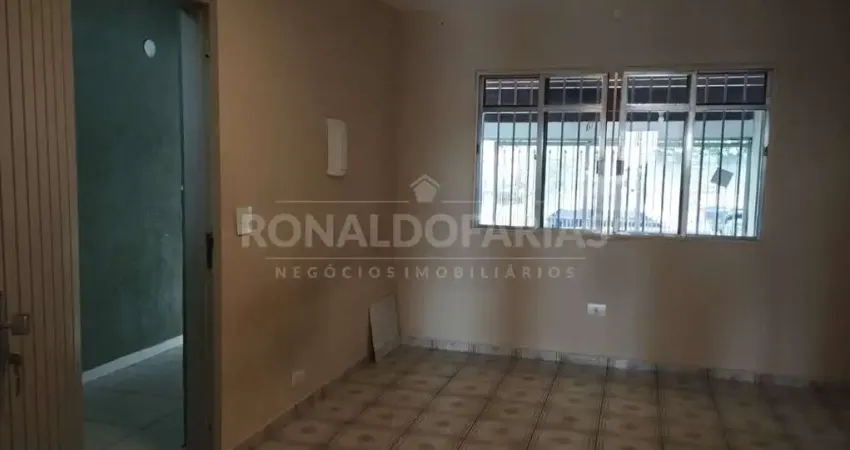 Sobrado a venda sendo 3 quartos , 1 sala  , 2 vagas de garagem.