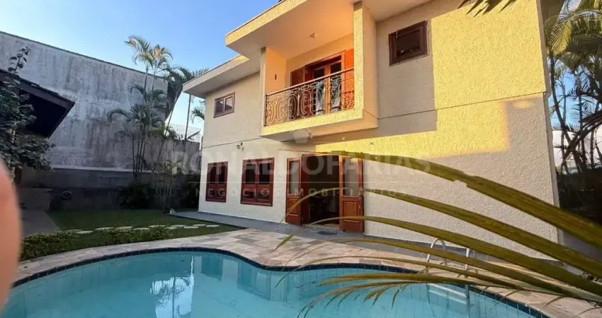 Casa à Venda em Interlagos com 4 Dormitórios 3 Suítes e 6 Vagas de Garagem