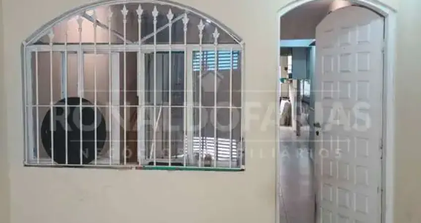 VENDE CASA ASSOBRADADA  C/ 2 DORMITORIOS SALA, VAGA E CHURRAQUEIRA ANOS FUNDOS ÓTIMA LOCALIZAÇÃO