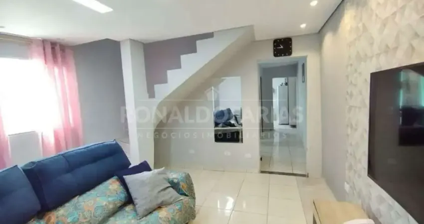 Sobrado a venda sendo 2 quartos , 1 sala , 2 banheiros , area de serviço