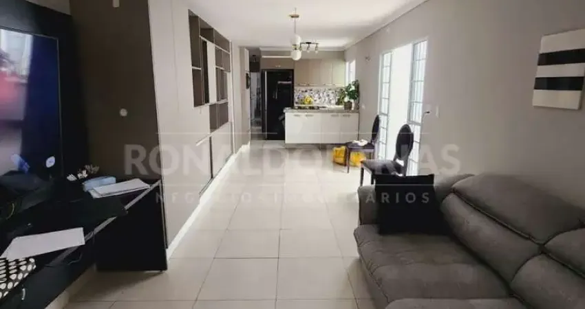 CASA  À VENDA, NO GRAJAÚ, COM 3 DORMITÓRIOS SALA AMPLA E CHURRASQUEIRA.