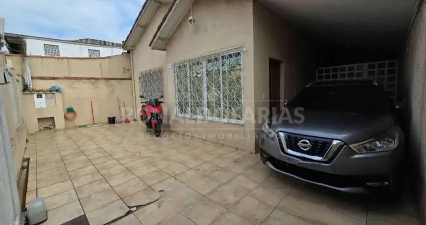 Casa à Venda no Jardim Satélite Interlagos com 2 Dormitórios e 3 Vagas de Garagem