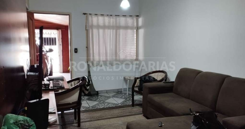 Casa terrea a venda sendo 2 quartos , 2 vagas de garagem coberta ,2 banheiro .