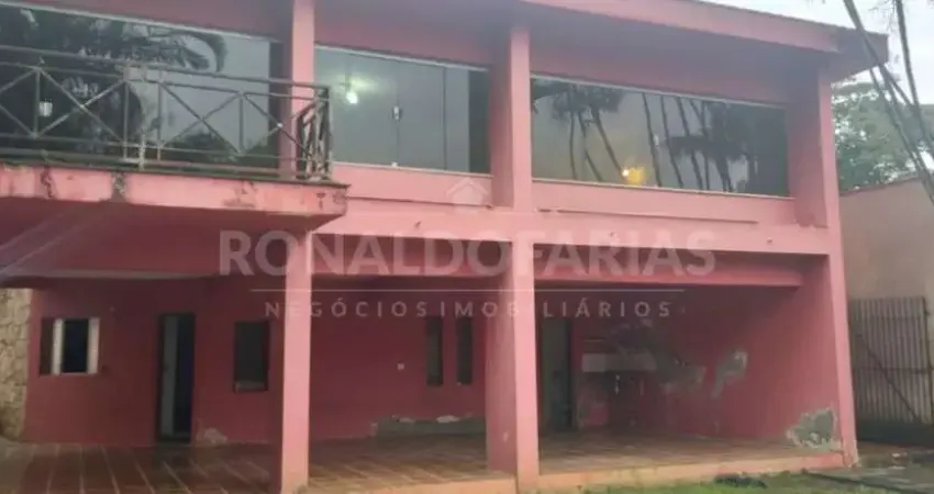 Sobrado a venda com terreno de 960 m de terreno local bem localizado .