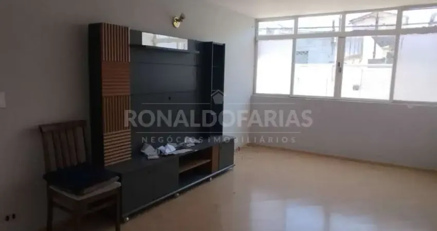 Sobrado a venda sendo 3 quartos sendo 1 suite , 1 sala ,cozinha , lavabo .