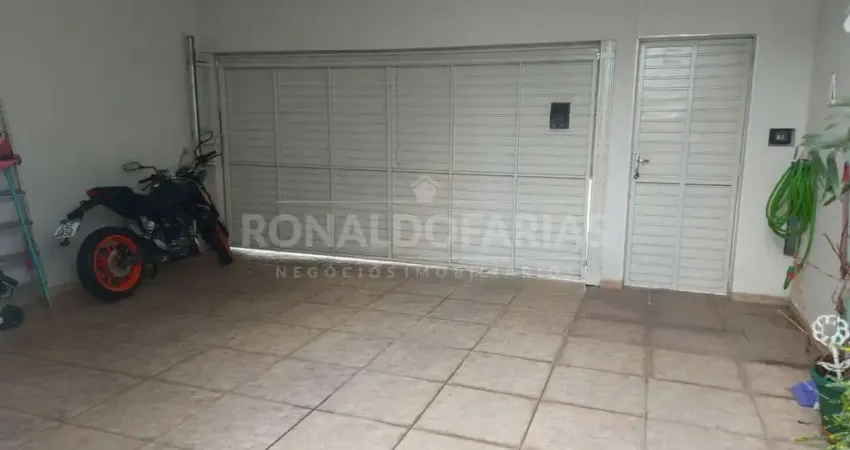Sobrado a venda sendo 3 quartos , sala ampla ,2 vagas de garagem coberta.