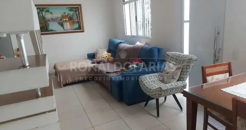 Sobrado a venda sendo 3 quartos , sala ampla ,2 vagas de garagem coberta.