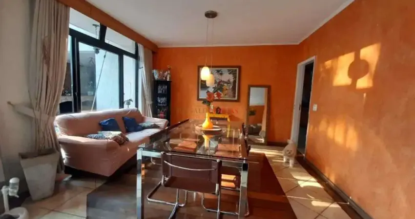 Casa à venda com 3 dormitórios e 8 vagas na região de Interlagos.