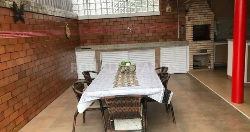 Casa á Venda em Interlagos com 4 Dormitórios Suítes e 2 Vagas de Garagem