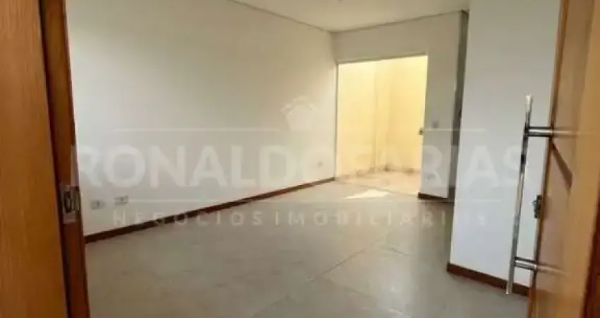 Sobrado a venda em condomínio fechado com 02 dormitórios na região do campo grande