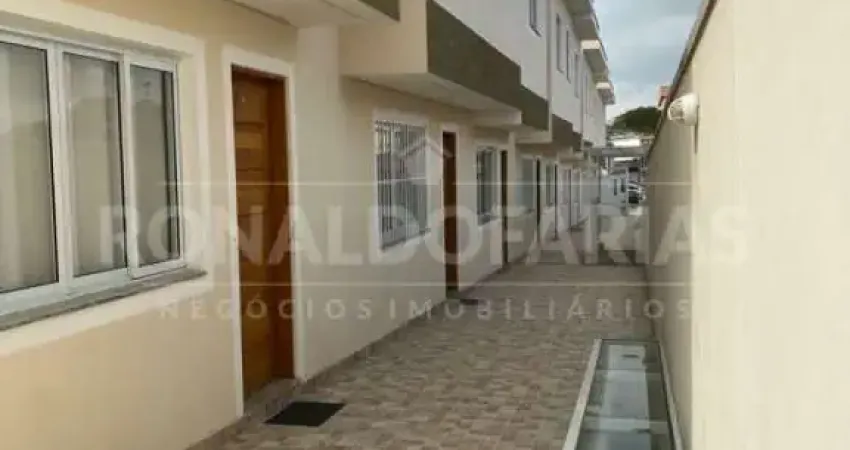 Sobrado a venda em condomínio fechado com 02 dormitórios na região do Campo Grande