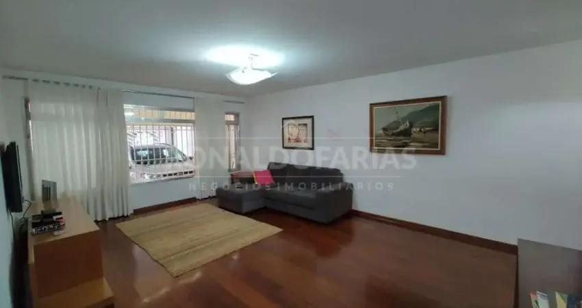 Sobrado a venda com 03 dormitórios na região da Chácara Sto. Antônio