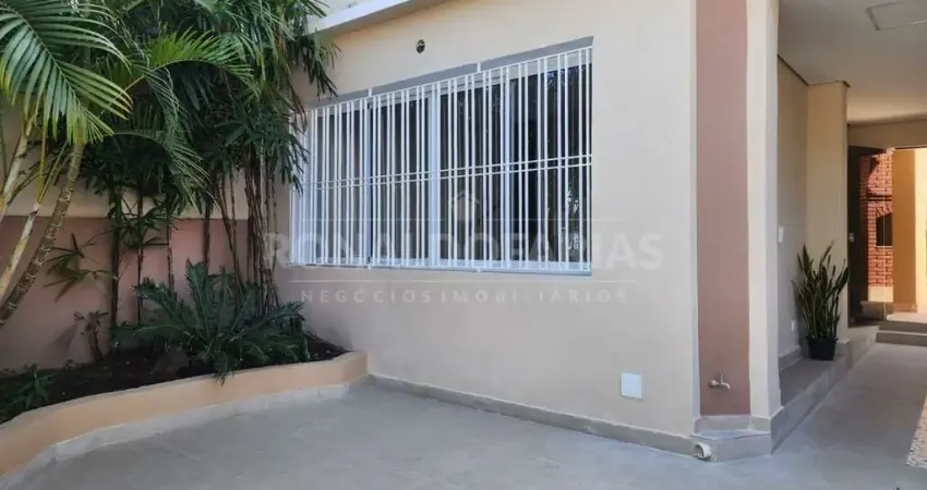 Sobrado à venda com 3 domitórios e 2 vagas na região do Jardim Marajoara.