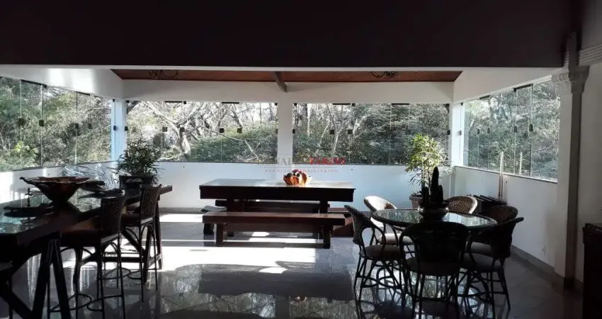 Casa térrea à venda com 3 dormitórios e 1 suíte na região de interlagos.