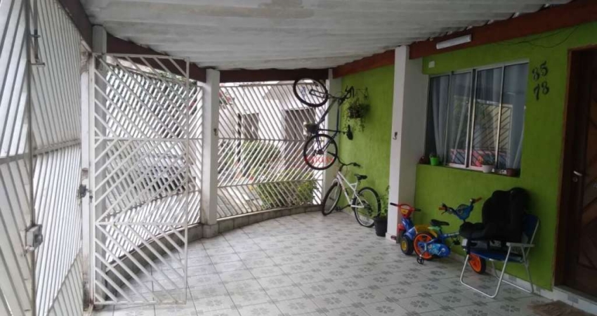 Casa térre à venda com 3 dormitórios e 1 suíte na região de Interlagos.