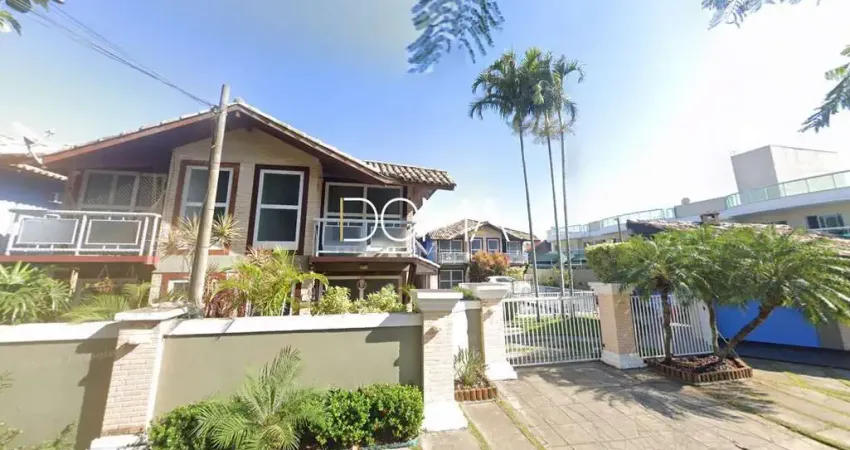 Casa Duplex - Em condomínio com piscina e espaço gourmet