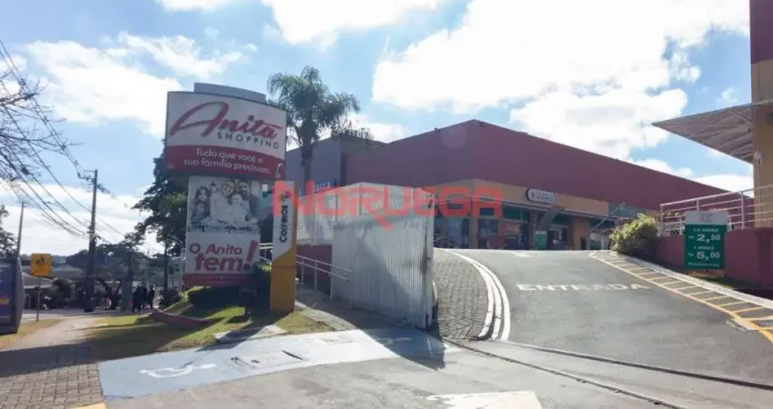 Excelente oportunidade de locação de loja comercial em Curitiba - Bairro São Lourenço, 2 salas, 1 banheiro, 60,90 m² de área.