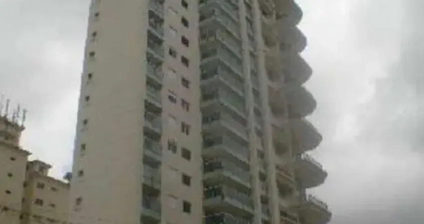 Apartamento com 236m², 3 suítes, 5 banheiros no total e 3 vagas.