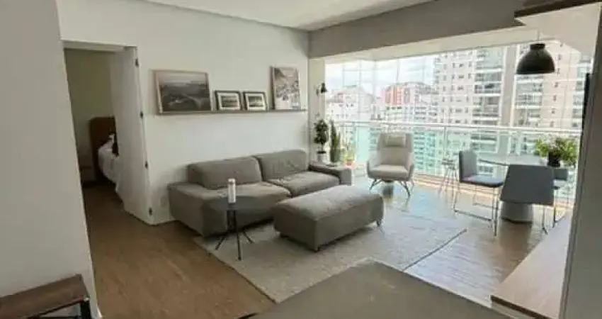 Apartamento com 59 m², 1 dormitório, sendo 1 suíte, mobiliado, varanda integrada ao living, 1 vaga