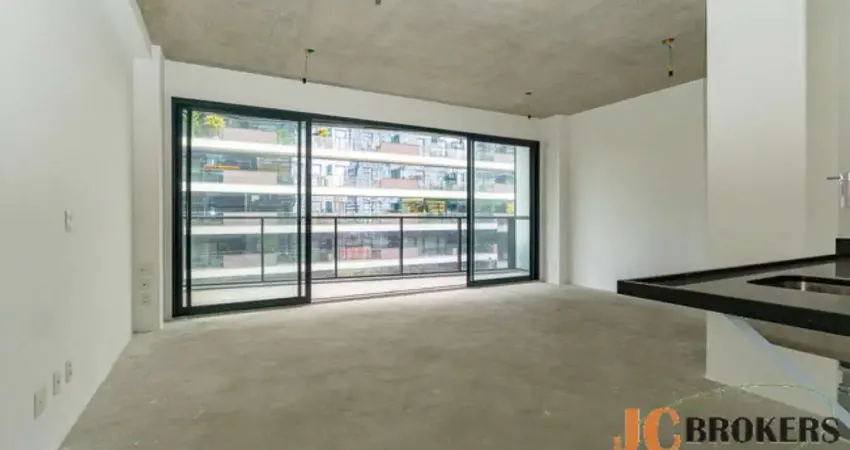 Studio com 42 m² de área útil, no contrapiso, varanda, 1 banheiro e 1 vaga