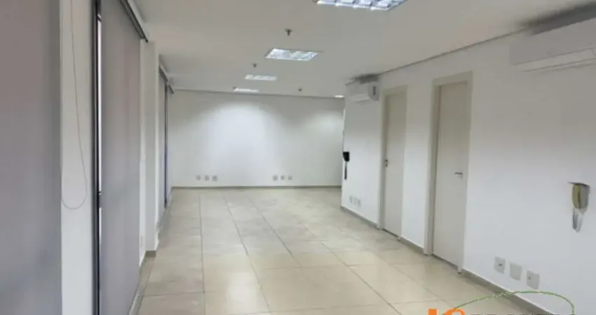 Escritório com 74 m², ampla sala com iluminação natural e ar condicionado, copa, 2 vagas