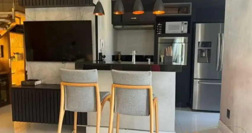 Apartamento reformado duplex com 65m² de área útil, 2 dormitórios sendo 1 suíte com closet, 2 Vagas