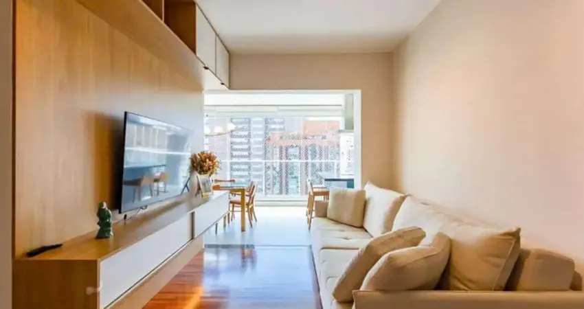 Apartamento reformado com 80m² de área útil, 2 dormitórios sendo 1 suíte com closet, 2 vagas