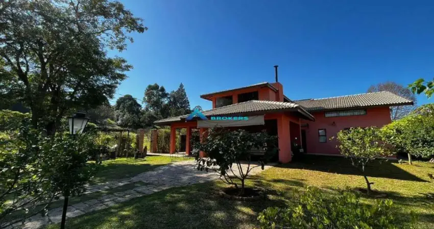 Casa Térrea de esquina C/ 3 Dorms, Suíte, Sala com pé direito alto, Cond. Tereza Cristina