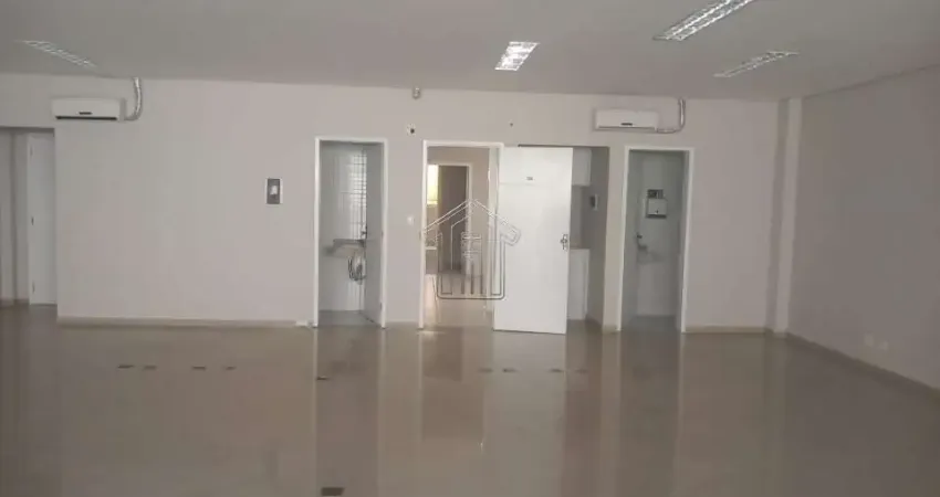 Sala Comercial em Condomínio para Locação no bairro Jardim, 114 metros. Sobre loja com elevador.