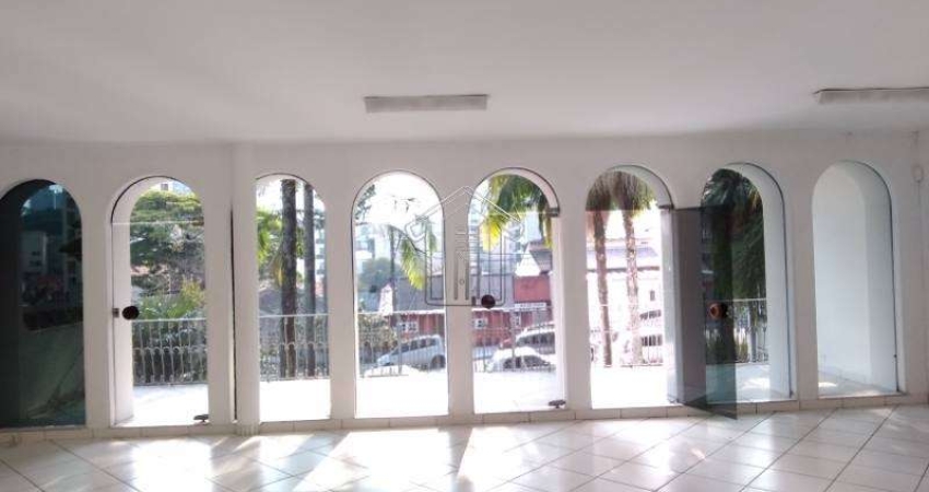 Casa assobradada para locação com excelente localização no bairro centro, 9 salas, 2 suíte, 8 vagas, 640,00 m
