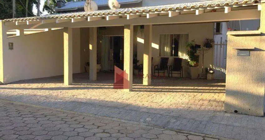 VENDA: Casa em condomínio fechado com 3 dormitórios no Bairro Dom Bosco em Itajaí.