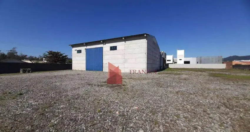 Aluguel: armazém logístico com pátio para transporte de cargas pesadas.