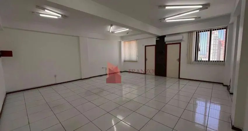 Locação- sala em prédio comercial na av. coronel marcos konder, centro- itajaí/sc com 47m²