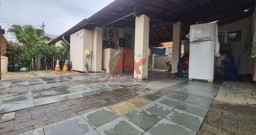 Casa 2 quartos, 2 banheiros social, cozinha, área externa arborizada