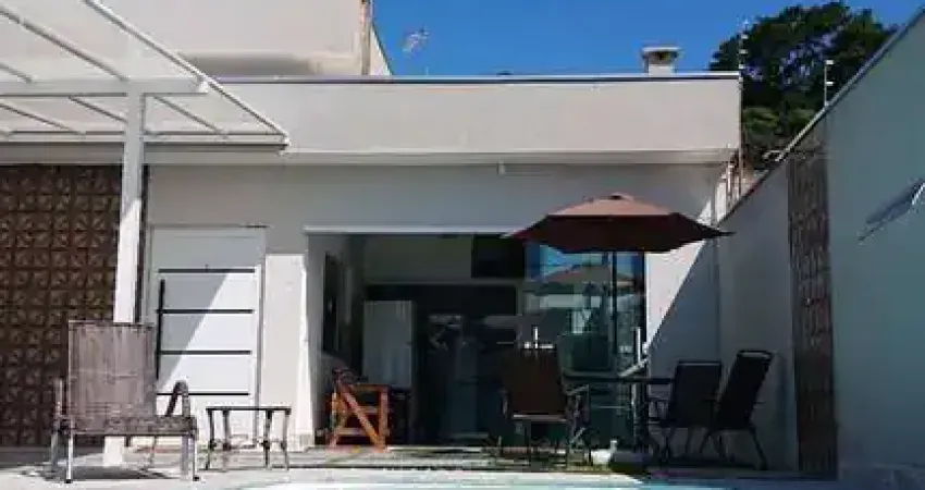 Casa Padrão, 3 quartos, sendo 1 suíte. Sala ampla com 2 ambientes