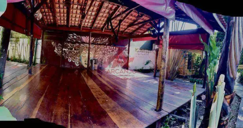 Casa  6 dormitórios, sendo 2 suítes, amplo quintal arborizado. Localização privilegiada