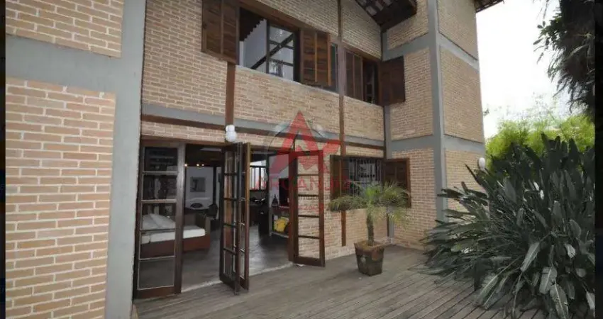 CASA A VENDA EM CONDOMINIO FECHADO NA PRAIA DA LAGOINHA COM 03 SUITES