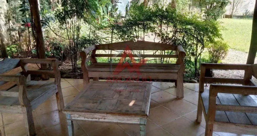Casa com 02 dormitórios, 02 banheiros e bem localizada