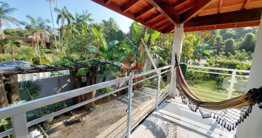 Casa Alto Padrão 02 suítes, espaço gramado e ótima área de lazer