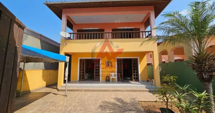 Casa com 4 dormitórios e amplo quintal em Ubatuba/SP
