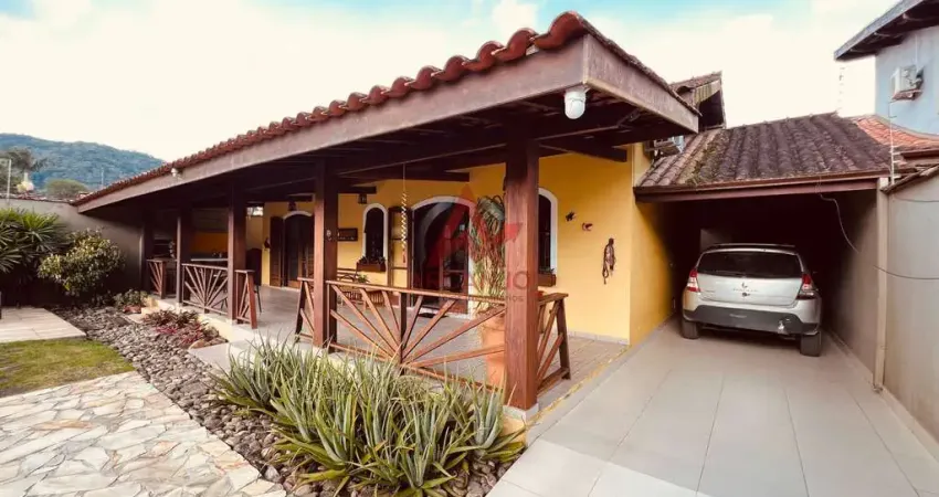 Casa a Venda Com 3 dormitórios em Ubatuba-SP