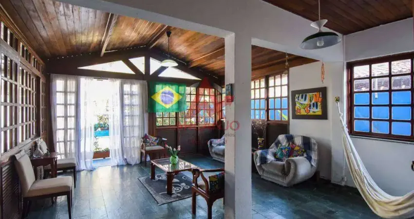 Casa com 05 quartos e 03 suítes, ótima localização em Ubatuba.
