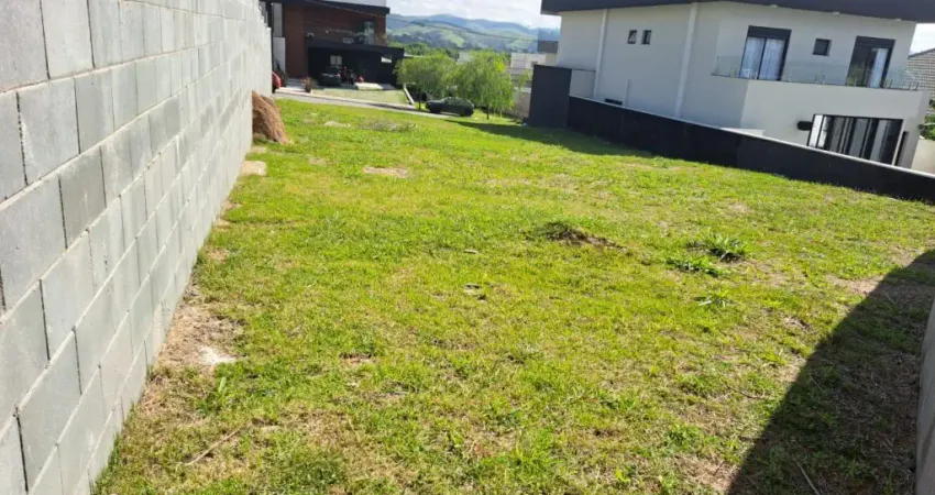 Terreno com ótima topografia no loteamento vivant, no urbanova, com 580 m² murado em 3 lados.