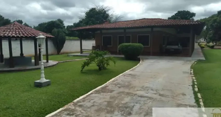 Bela chácara no bairro Canguiri em Itu/SP, 4.560 m², toda murada, com poço artesiano, casa sede, casa de caseiro, capela e piscina