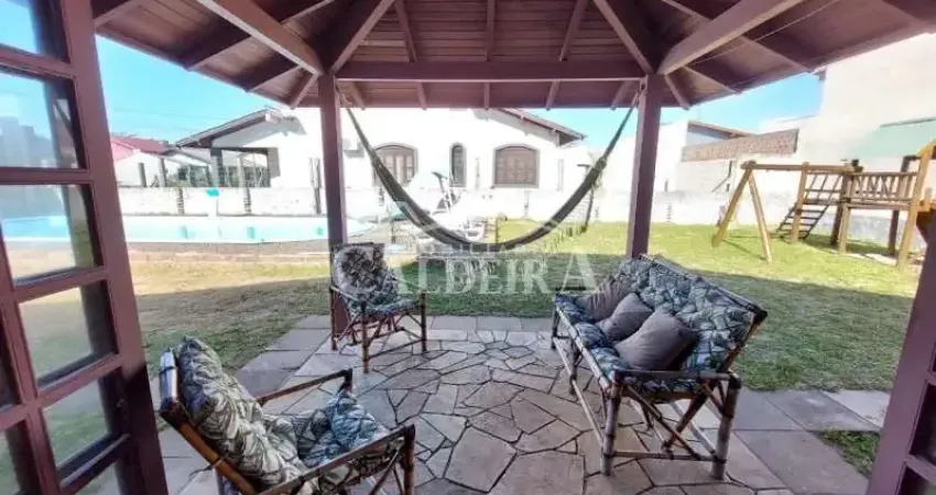 Excelente casa com piscina na nova tramandai, a uma quadra do mar!!