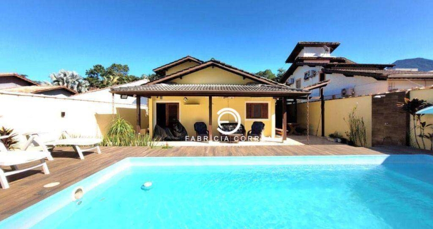 Sobrado com Piscina e Quintal Amplo em Condomínio Fechado Próximo à Praia
