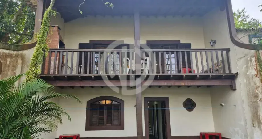 Casa à venda no bairro Centro - Cananéia/SP