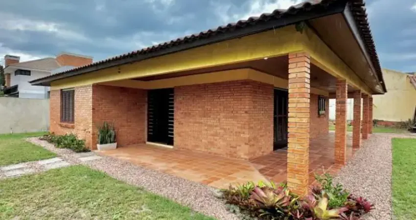 C615 Belo imóvel em tijolo à vista com 02 terrenos, próximo ao mar