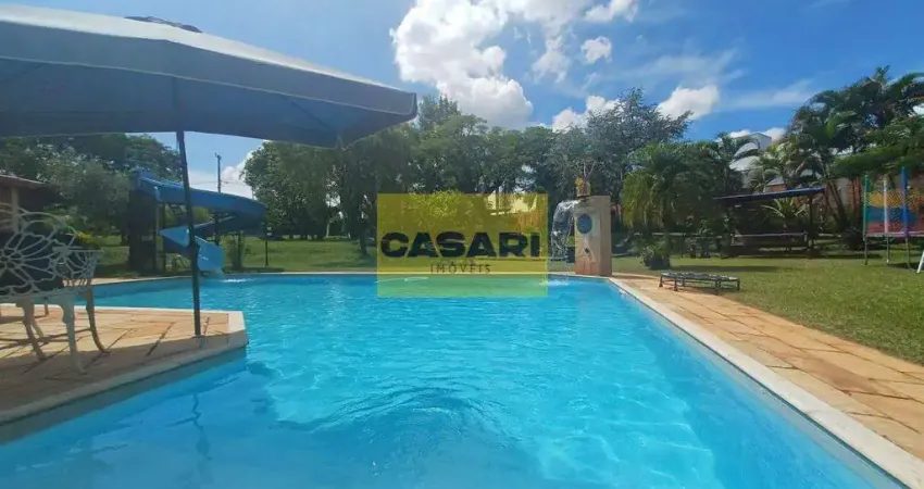Chácara á venda, no condomínio Vitassay em Boituva/SP com ampla piscina, área gourmet, sauna, campo de futebol, casa principal e casa de caseiro.